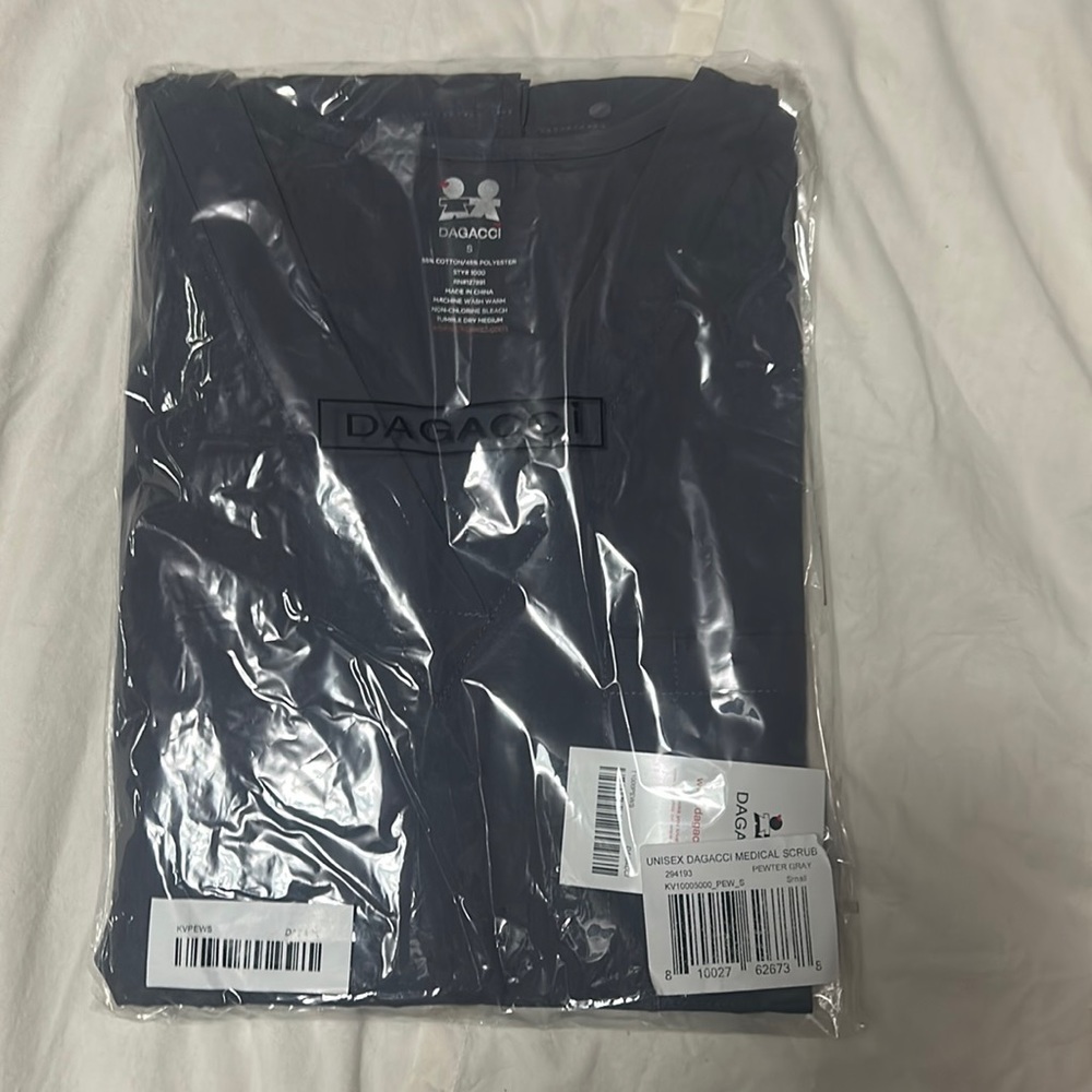Dagacci Unisex Medical Scrubs. Top and pants set. Size Small